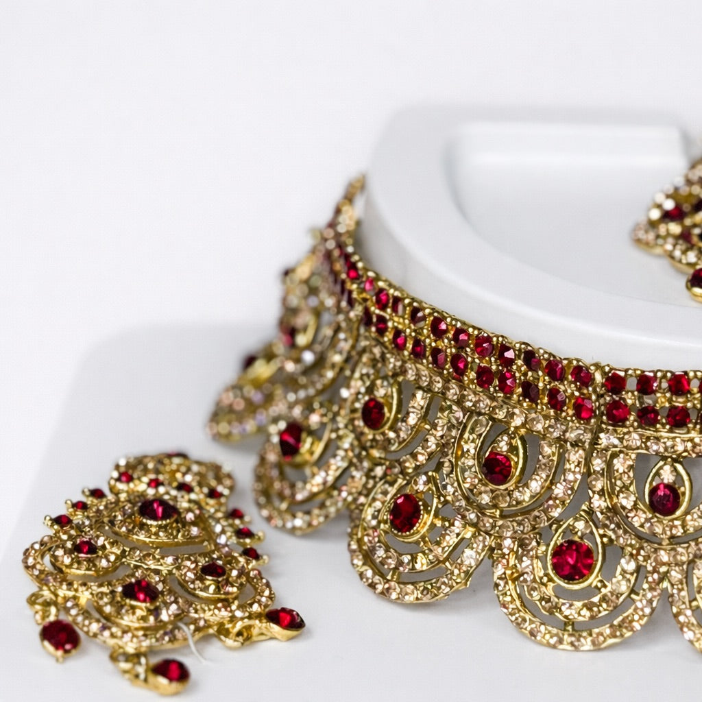 Parure dorée avec bijou de tête, collier et boucles d’oreilles ornés de strass – plusieurs couleurs disponibles