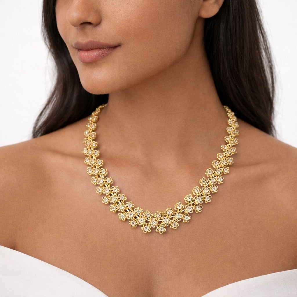 Parure Complète 4 Pièces Collier, Bracelet, Boucles d’Oreilles et Bague Motif Floral Élégant – Doré