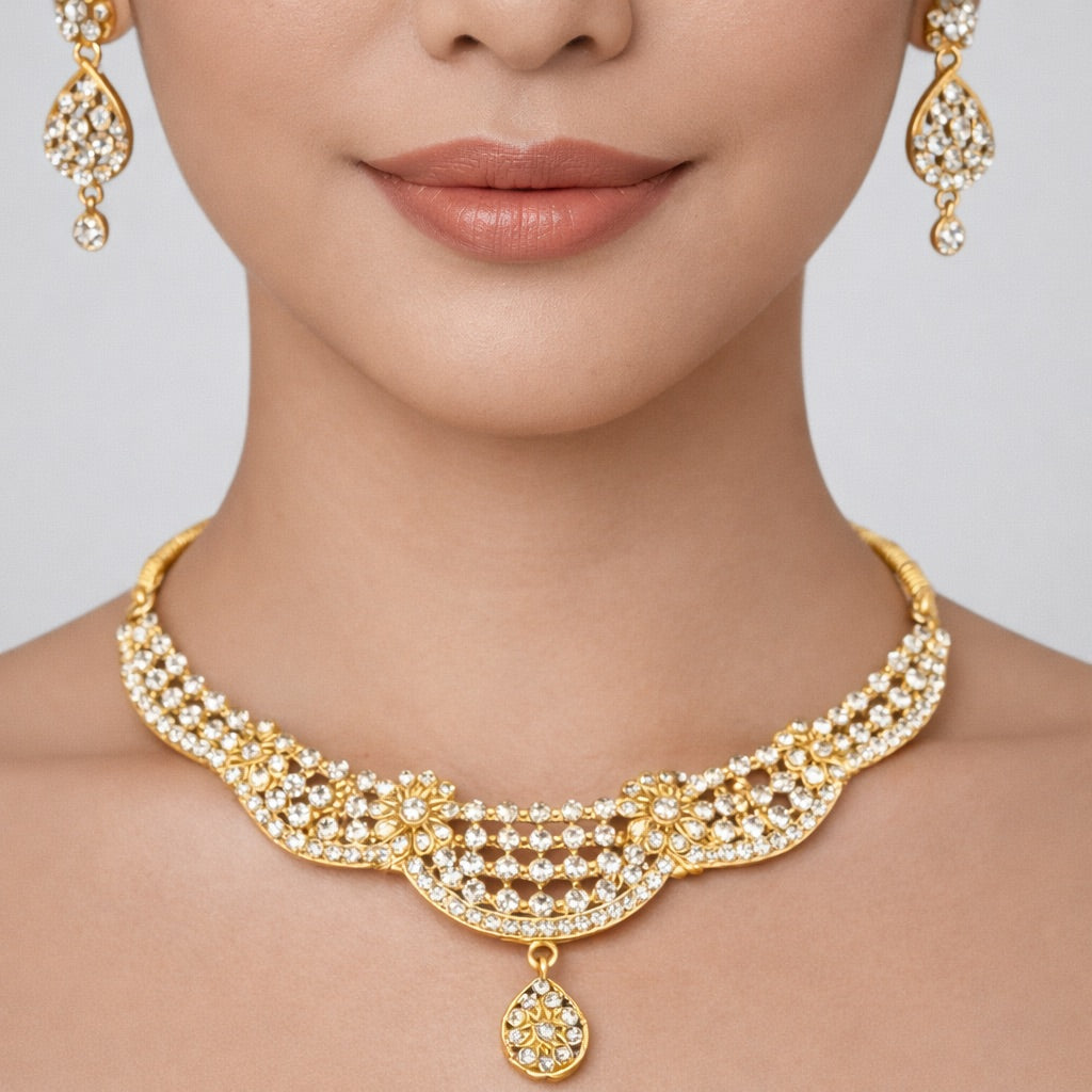 Parure Complète avec Bijou de Tête, Collier et Boucles d’Oreilles Doré Ornés de Pierres Colorés