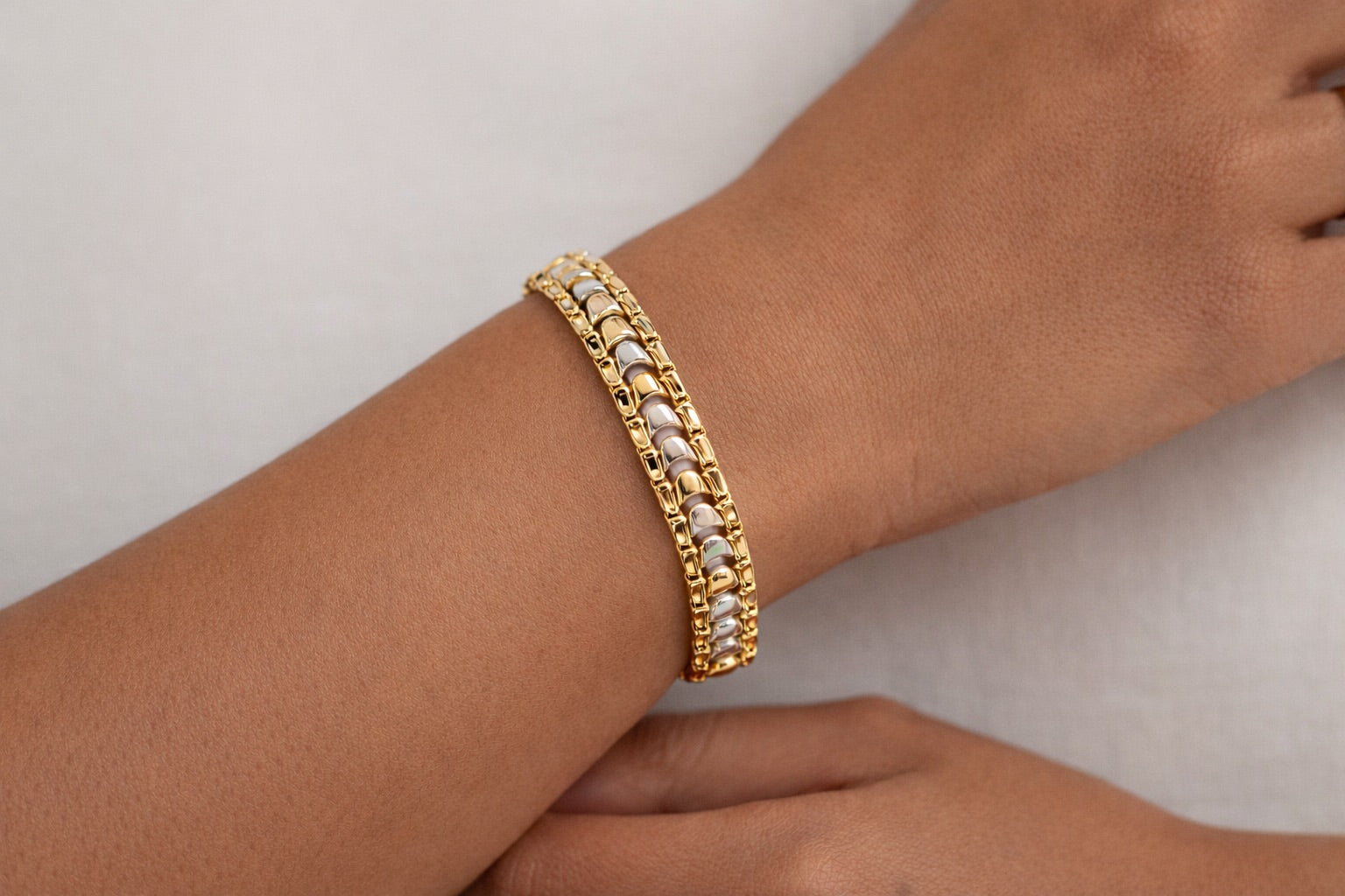 Parure Complète Dorée avec Collier, Bracelet, Bague et Boucles d’Oreilles Motif Nacré - 3 Couleurs (Argenté, Doré, Rosé)