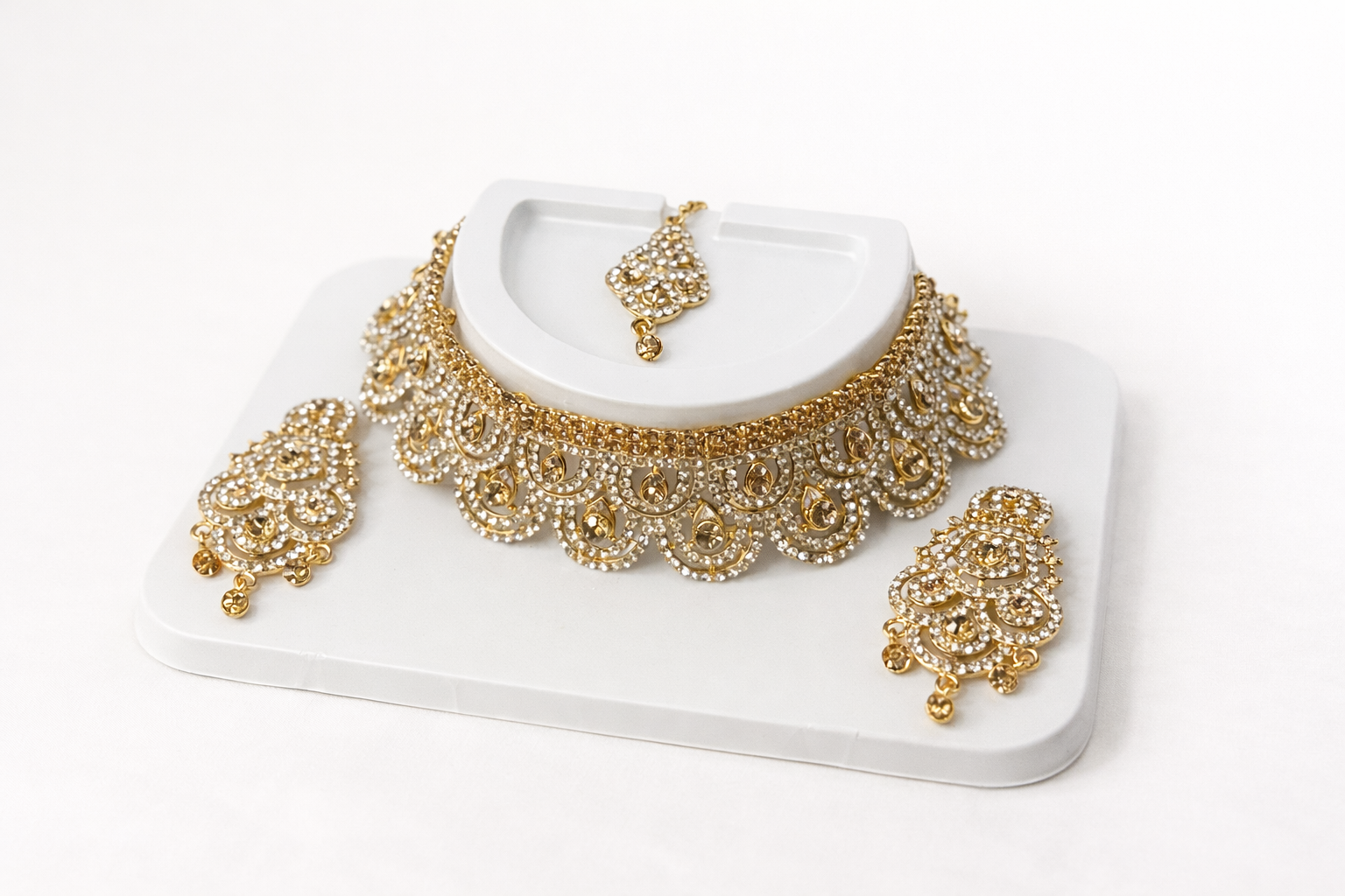 Parure dorée avec bijou de tête, collier et boucles d’oreilles ornés de strass – plusieurs couleurs disponibles