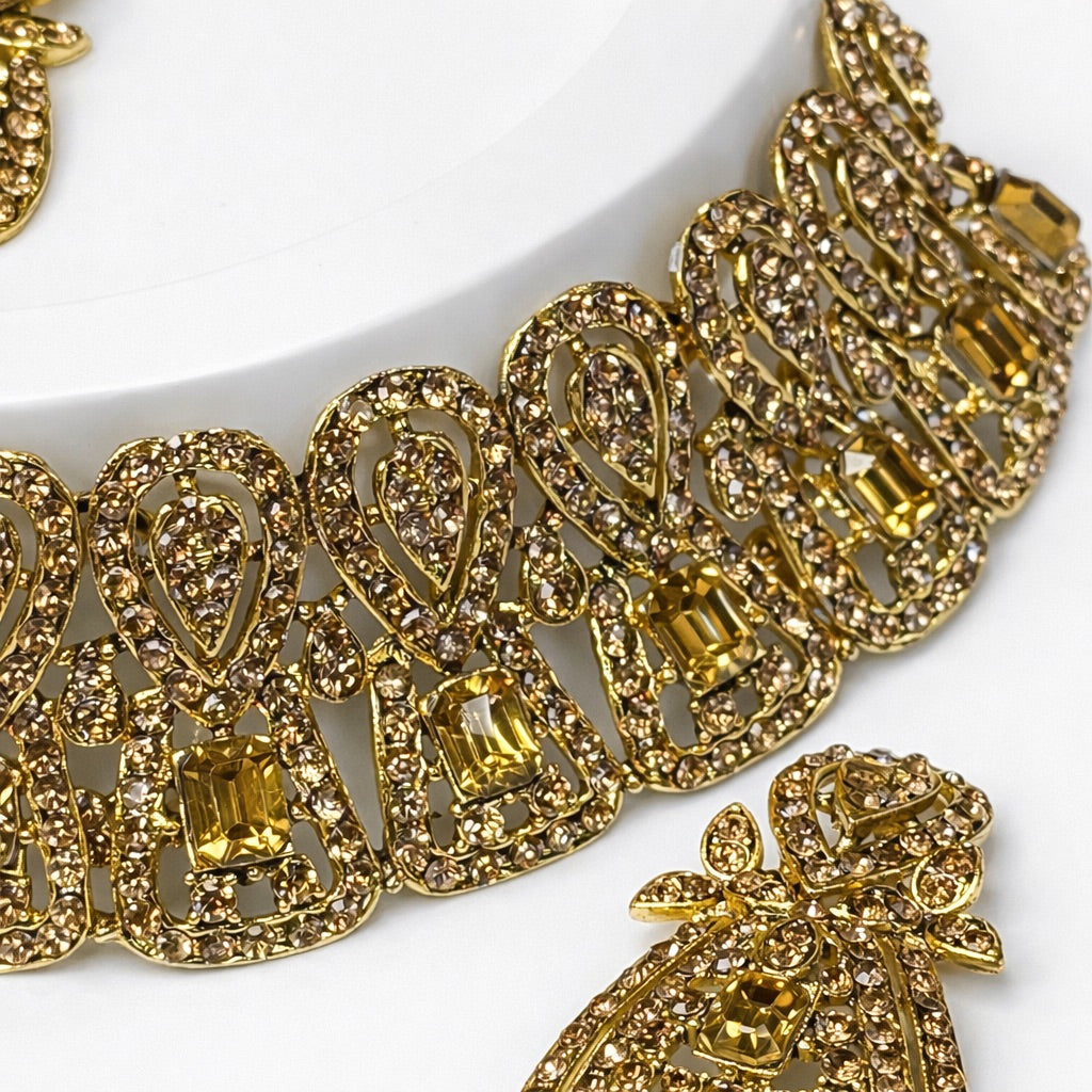 Parure Doré Complète avec Bijou de Tête, Collier et Boucles d’Oreilles Ornés de Pierres Colorés