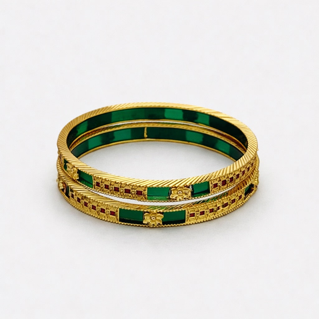 Bracelet Fin Plaqué Or avec Émail Vert et Détails Traditionnels