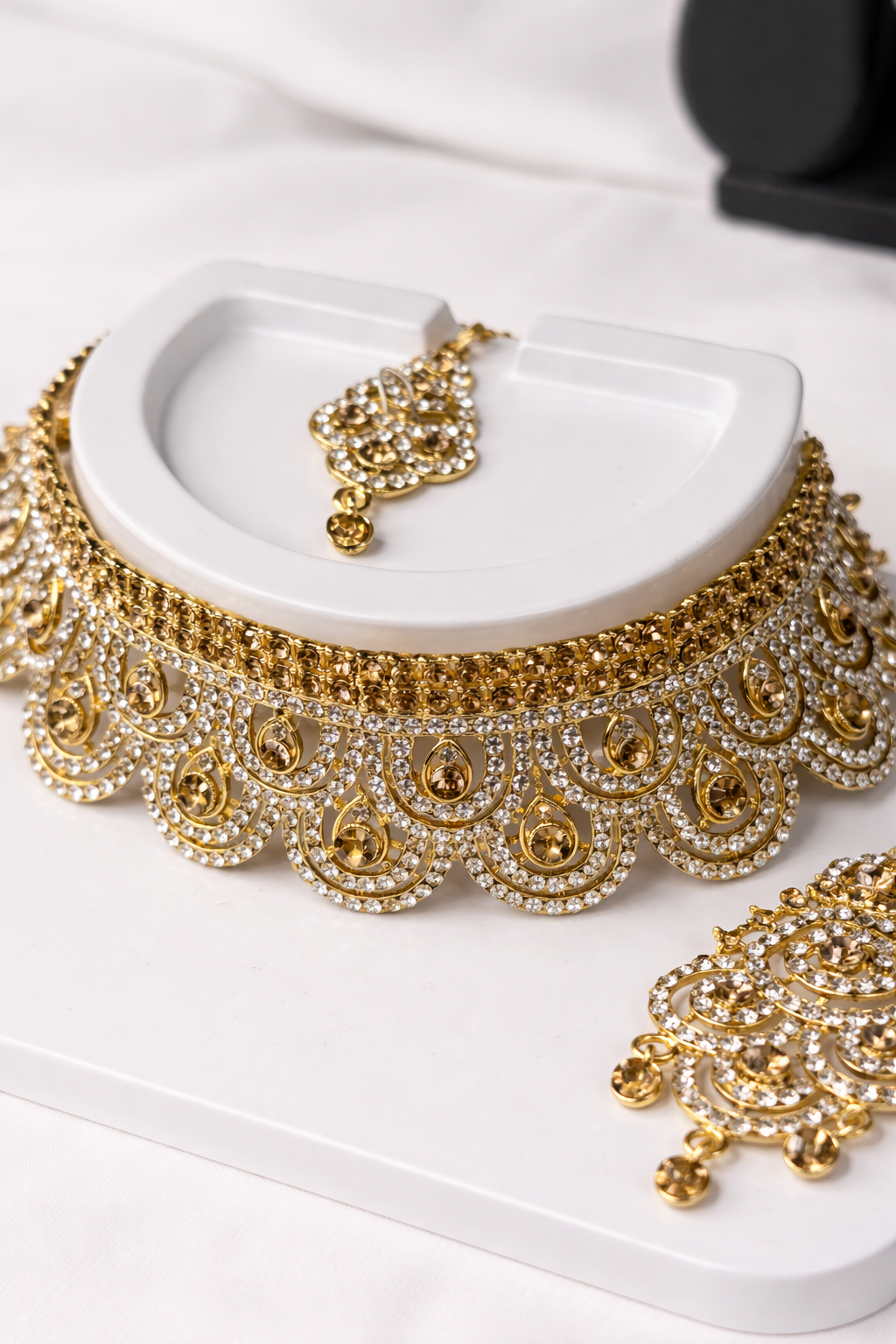 Parure dorée avec bijou de tête, collier et boucles d’oreilles ornés de strass – plusieurs couleurs disponibles