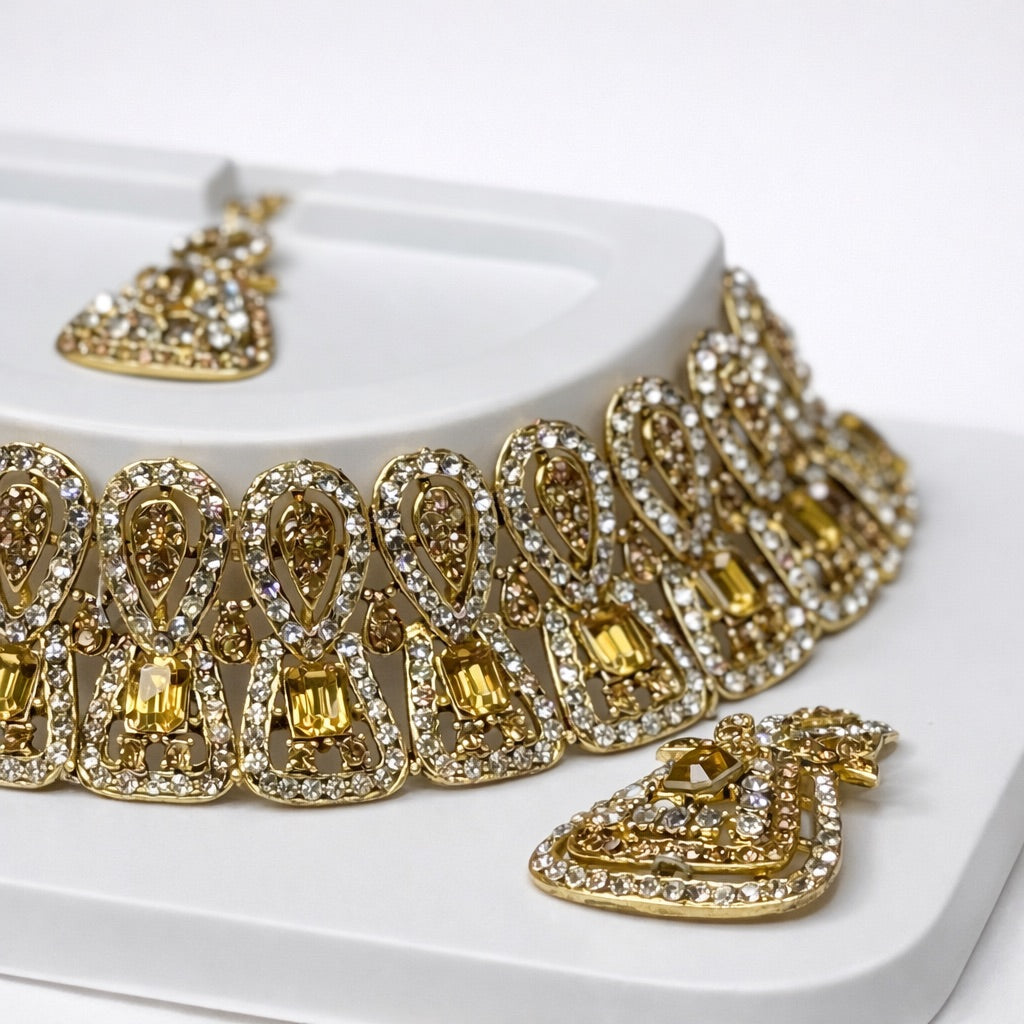 Parure Doré Complète avec Bijou de Tête, Collier et Boucles d’Oreilles Ornés de Pierres Colorés