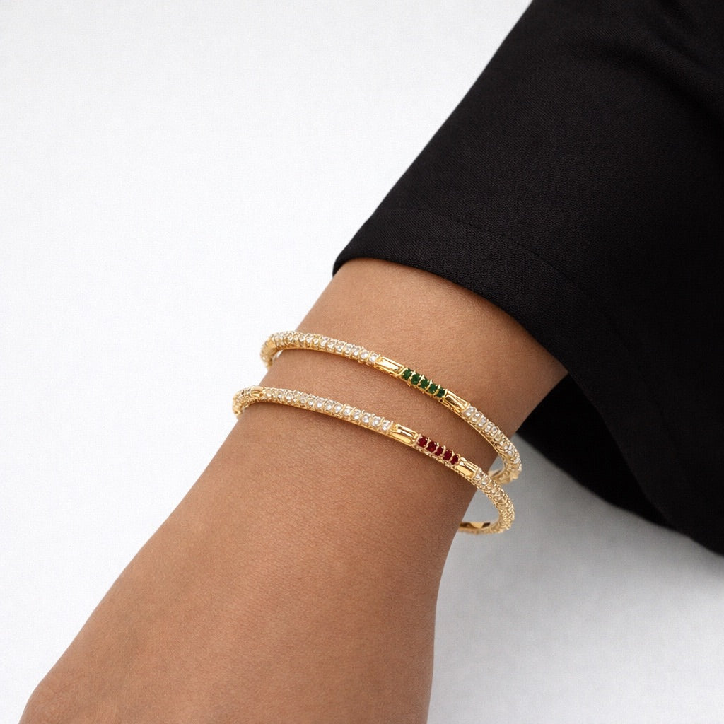 Lot de 4 Bracelets Fins aux Pierres Blanches Détails Rouge et Vert