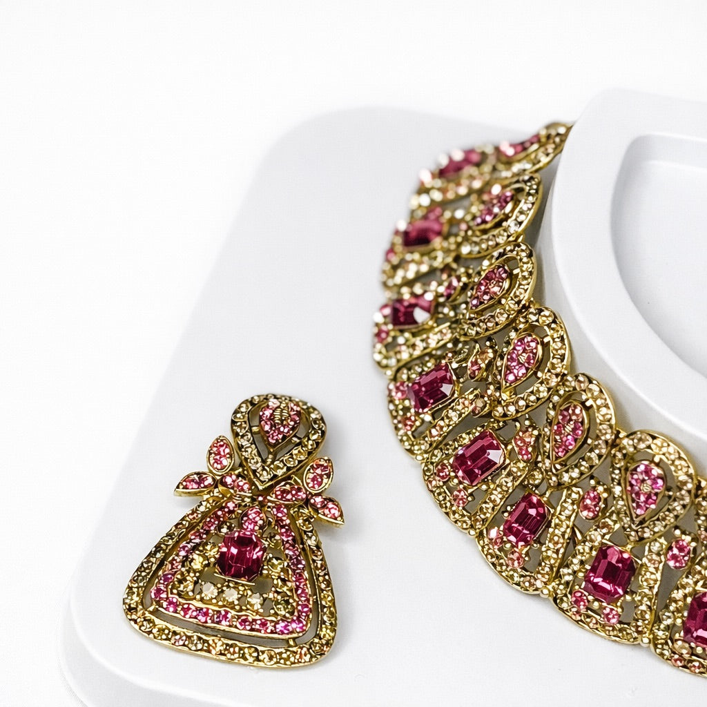 Parure Doré Complète avec Bijou de Tête, Collier et Boucles d’Oreilles Ornés de Pierres Colorés