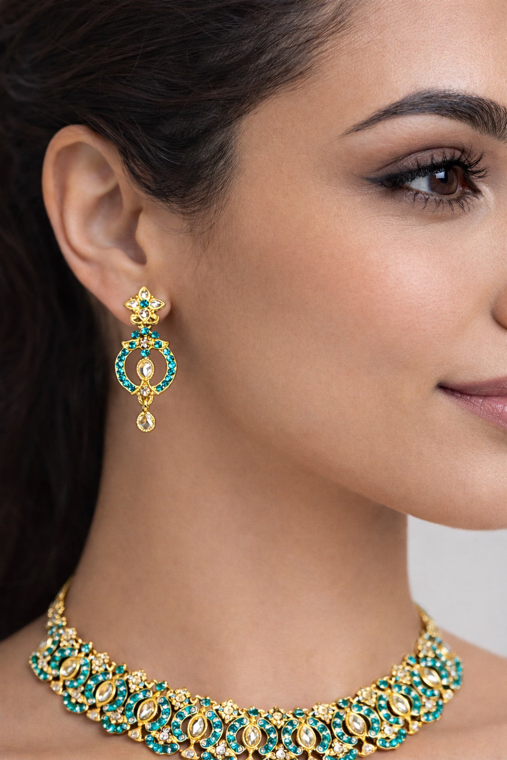 Parure Complète avec Bijou de Tête, Collier et Boucles d’Oreilles Ornés de Pierres Colorés