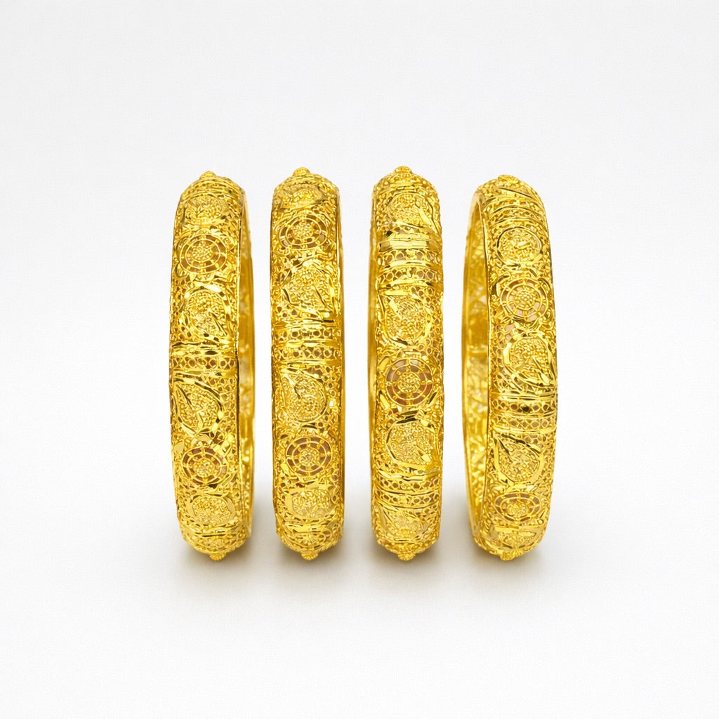 Lot de 4 Bracelets Épais Plaqué Or avec Motifs Gravés Détaillés – Style Traditionnel