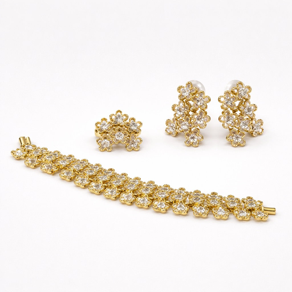 Parure Complète 4 Pièces Collier, Bracelet, Boucles d’Oreilles et Bague Motif Floral Élégant – Doré