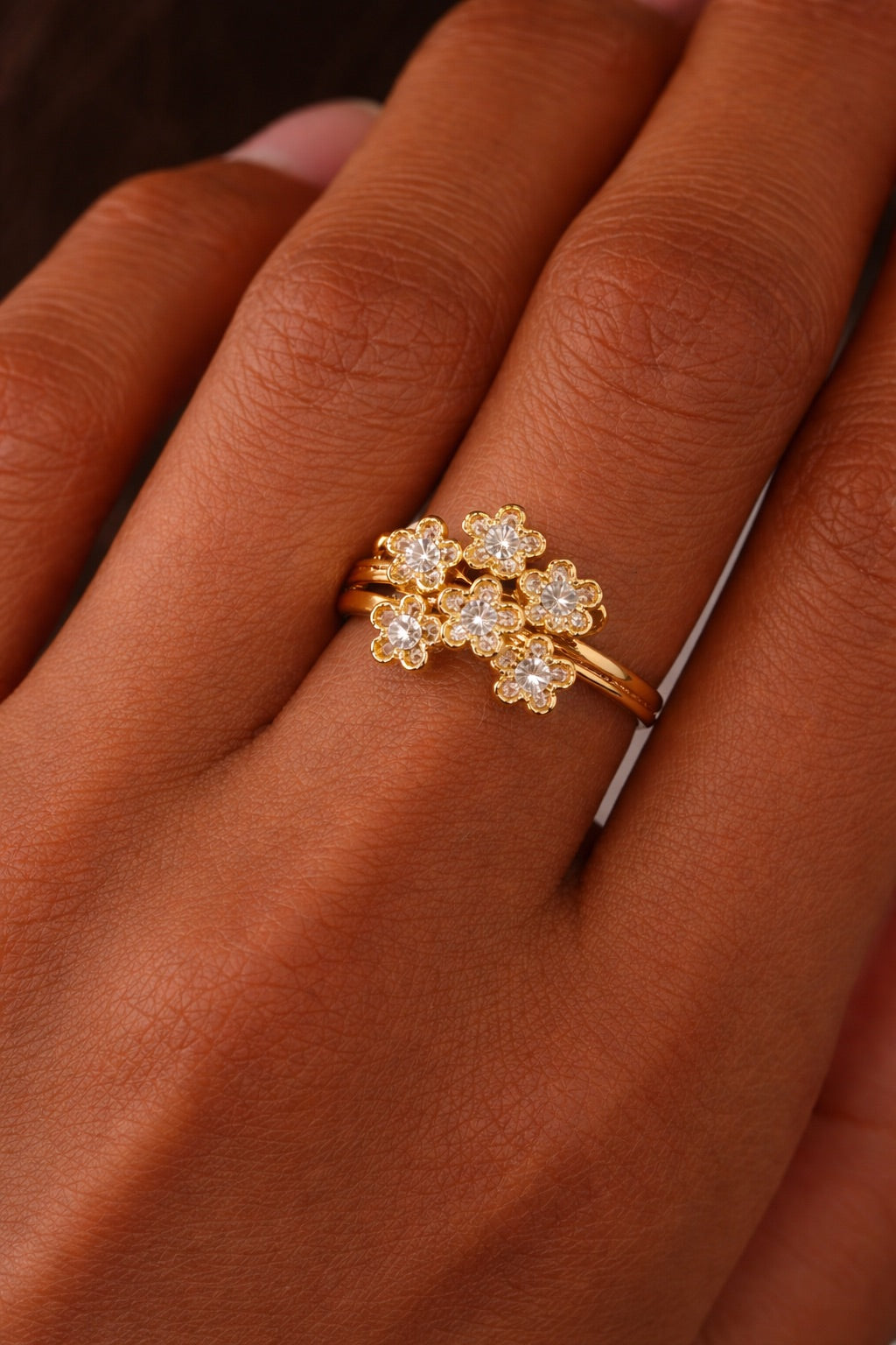 Parure Complète 4 Pièces Collier, Bracelet, Boucles d’Oreilles et Bague Motif Floral Élégant – Doré