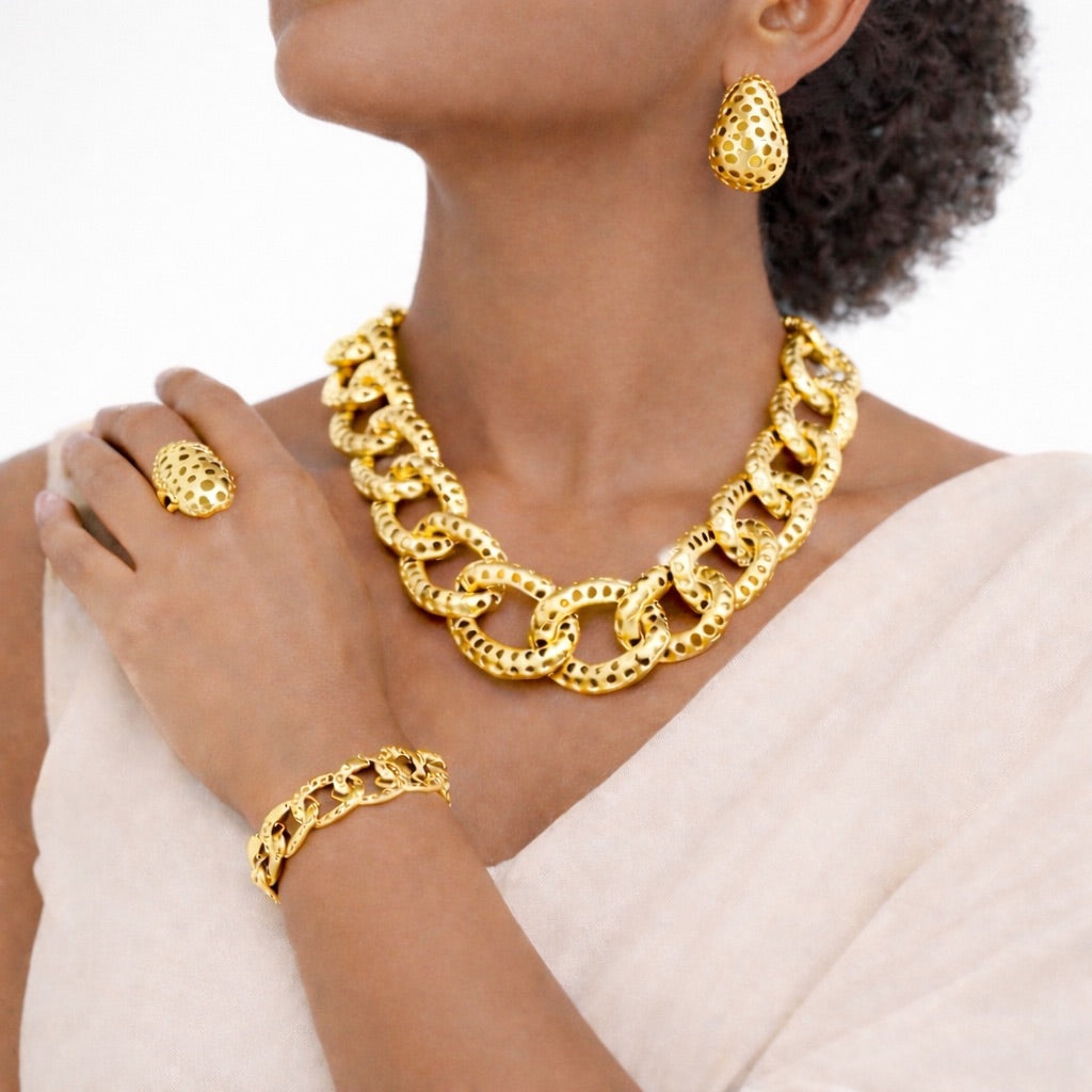 Parure Complète Plaqué Or à Maillons Ajourés avec Collier, Bracelet, Bague et Boucles d’Oreilles