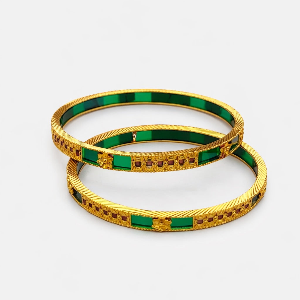Bracelet Fin Plaqué Or avec Émail Vert et Détails Traditionnels