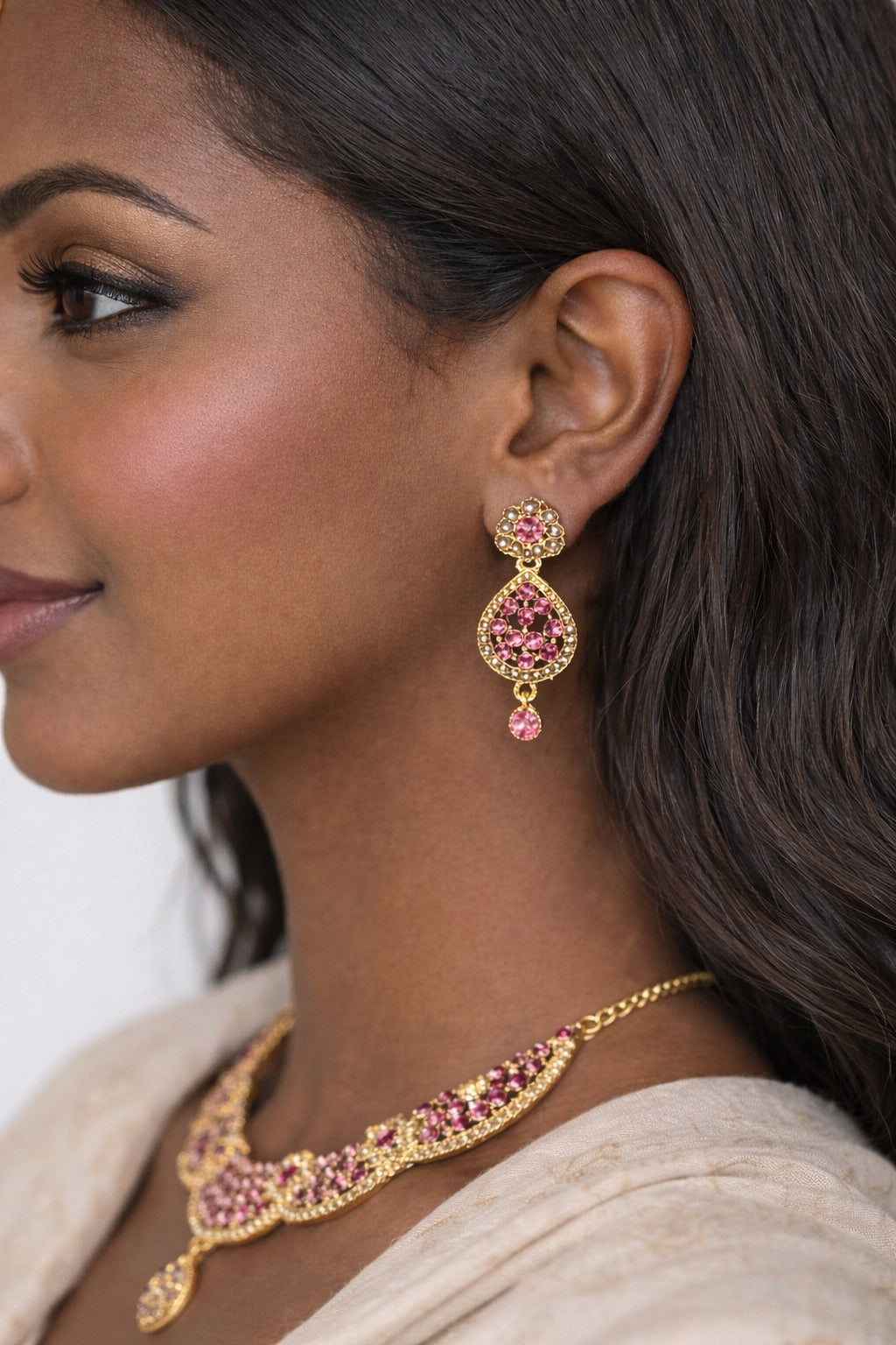 Parure Complète avec Bijou de Tête, Collier et Boucles d’Oreilles Doré Ornés de Pierres Colorés