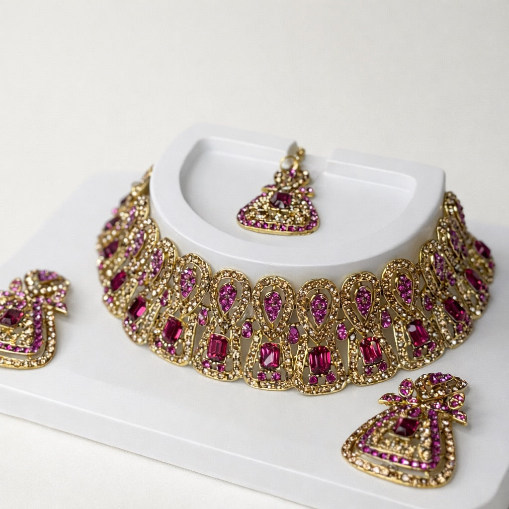 Parure Doré Complète avec Bijou de Tête, Collier et Boucles d’Oreilles Ornés de Pierres Colorés