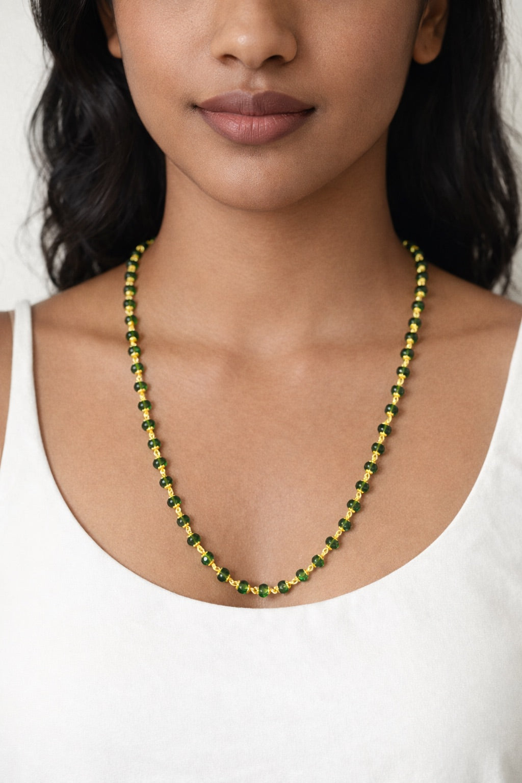 Collier Fin Doré avec Perles Décoratives de Différentes Couleurs