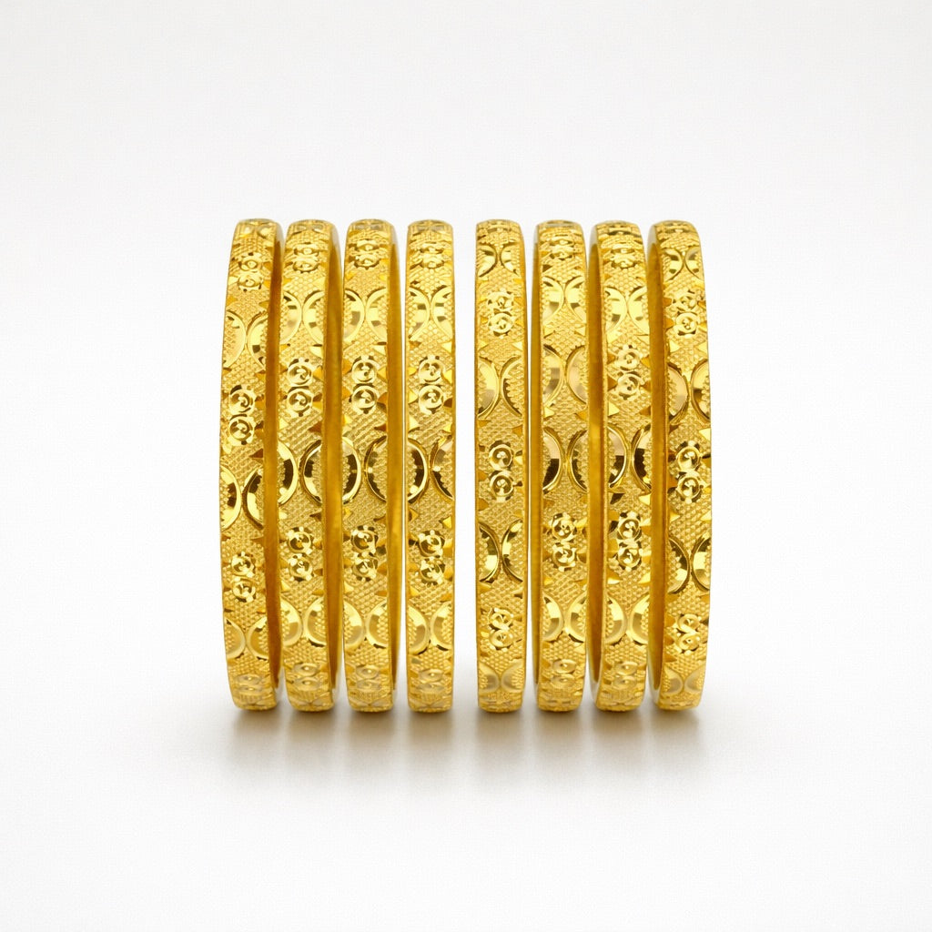 Lot de 8 Bracelets Plaqué Or avec Motifs Géométriques Gravés – Style Traditionnel Élégant