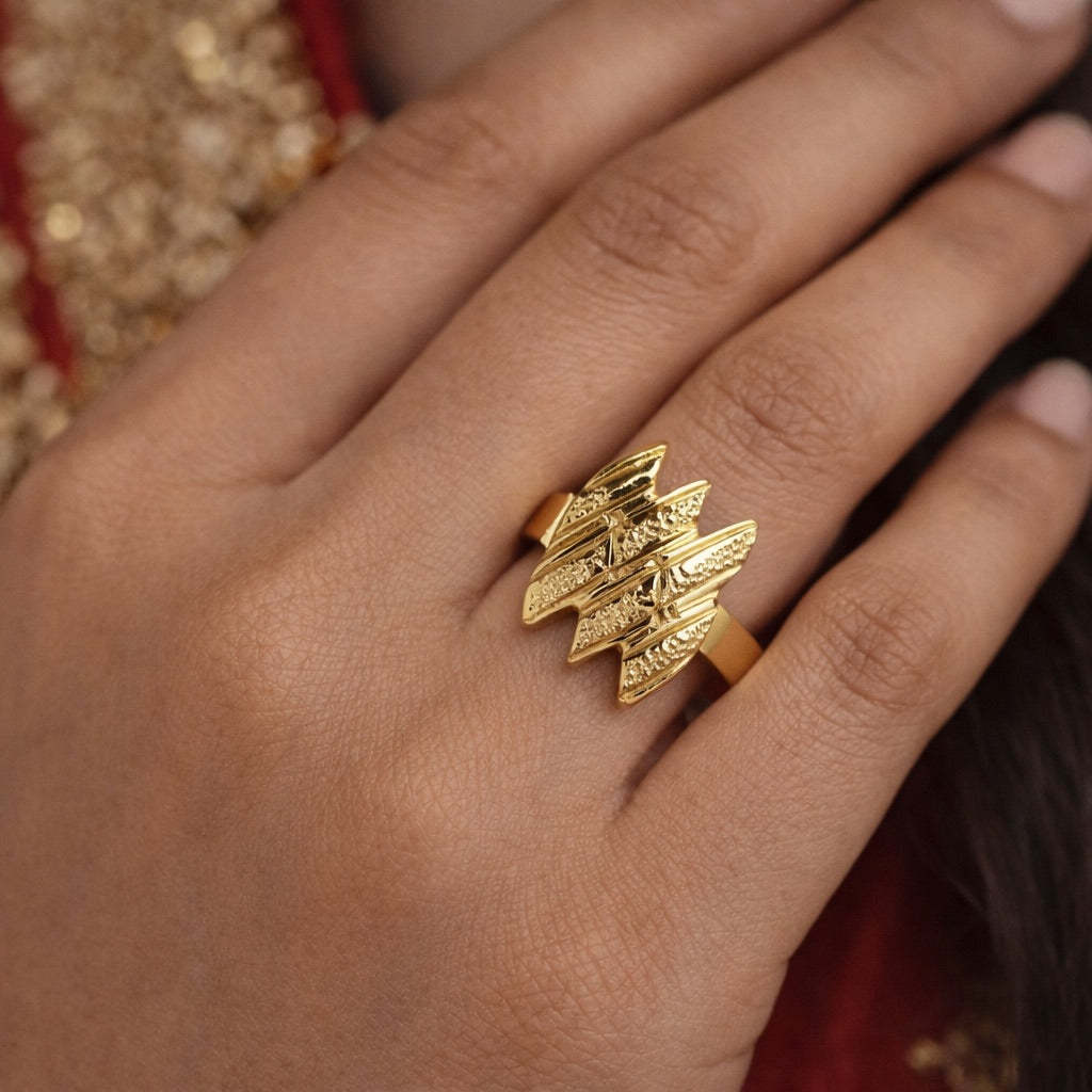 Parure Complète Plaqué Or à Motif Nacré avec Collier, Bracelet, Bague et Boucles d’Oreilles