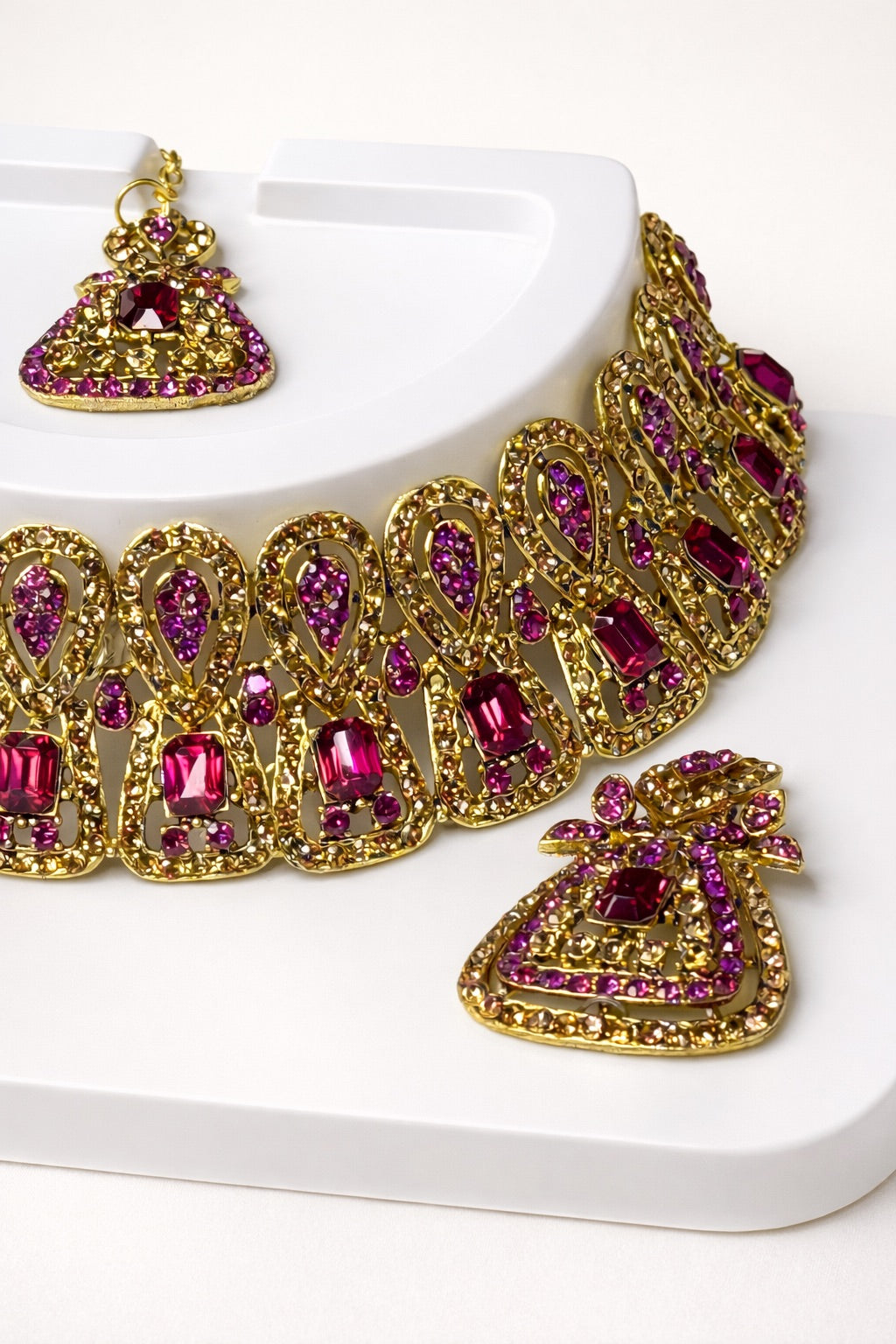 Parure Doré Complète avec Bijou de Tête, Collier et Boucles d’Oreilles Ornés de Pierres Colorés