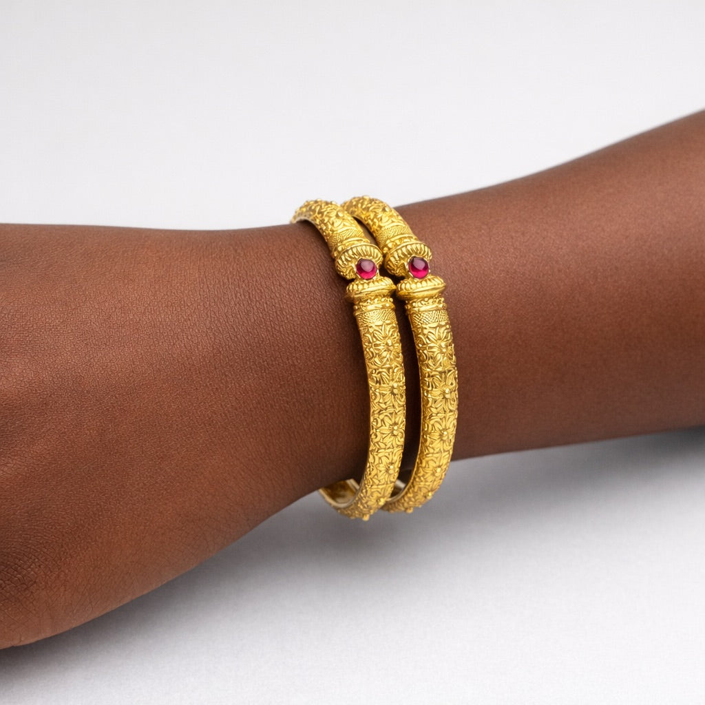 Lot de 2 Bracelets Plaqué Or à ornements avec Pierre Rouge