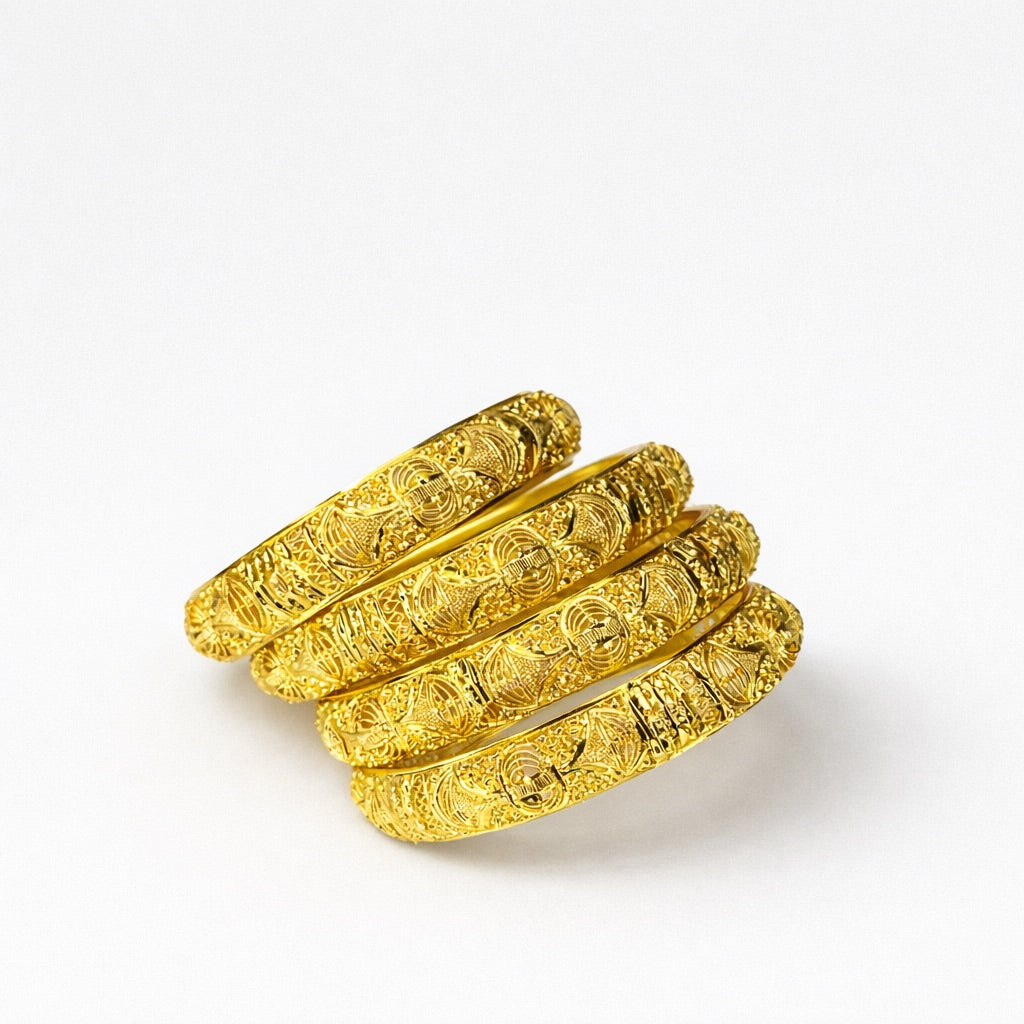 Lot de 4 Bracelets Épais Plaqué Or avec Motifs Gravés Complexes – Style Traditionnel