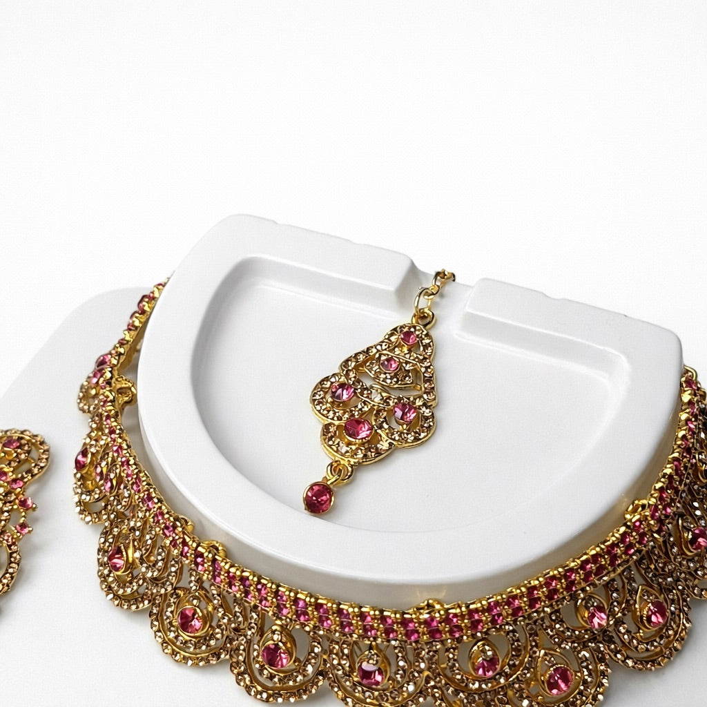 Parure dorée avec bijou de tête, collier et boucles d’oreilles ornés de strass – plusieurs couleurs disponibles