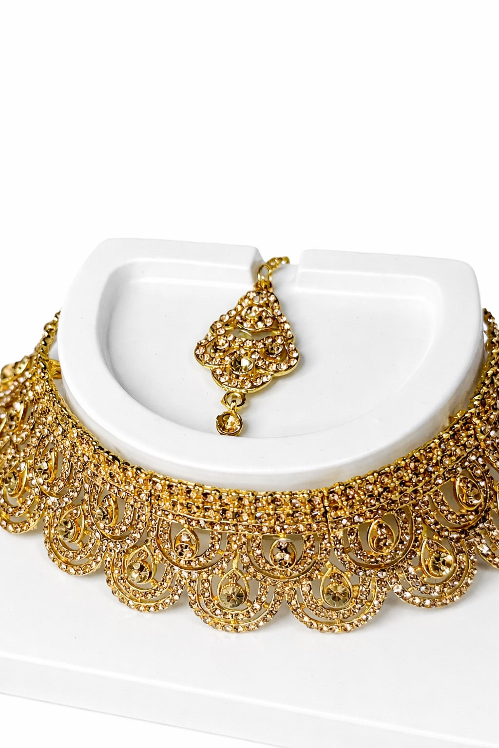 Parure dorée avec bijou de tête, collier et boucles d’oreilles ornés de strass – plusieurs couleurs disponibles