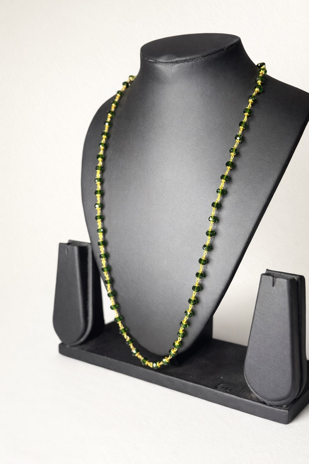 Collier Fin Doré avec Perles Décoratives de Différentes Couleurs