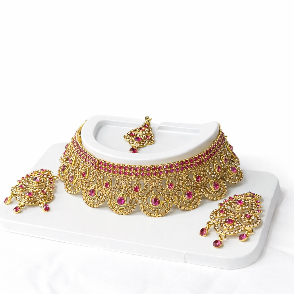 Parure dorée avec bijou de tête, collier et boucles d’oreilles ornés de strass – plusieurs couleurs disponibles