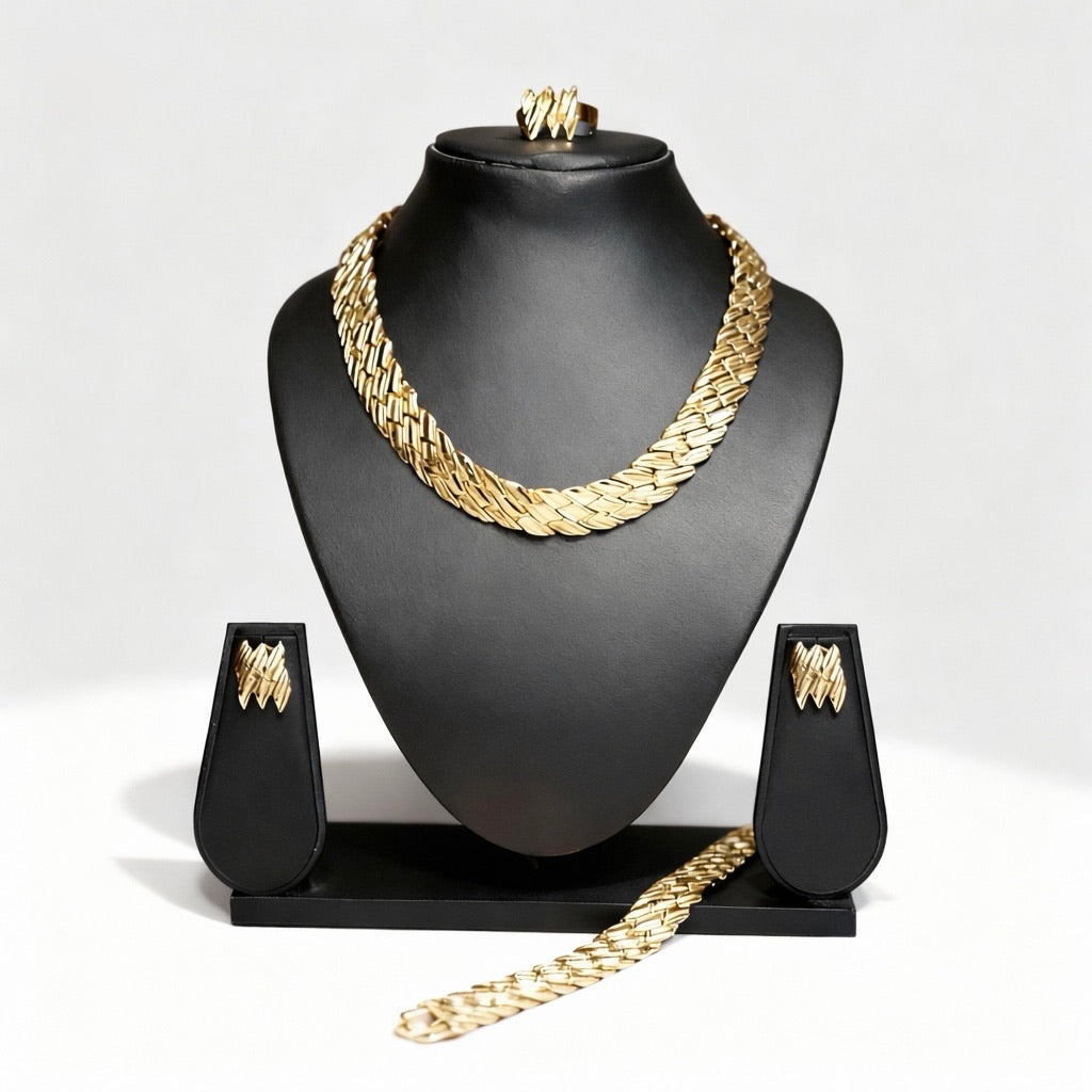 Parure Complète Plaqué Or à Motif Nacré avec Collier, Bracelet, Bague et Boucles d’Oreilles