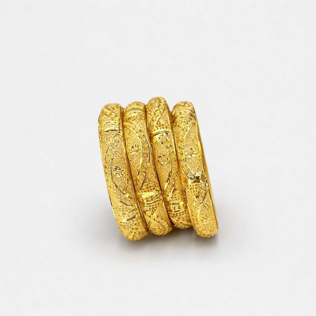 Lot de 4 Bracelets Épais Plaqué Or avec Motifs Gravés – Style Traditionnel