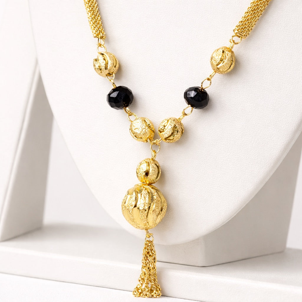 Collier long doré avec perles décoratives – perles bordeaux ou noires disponibles