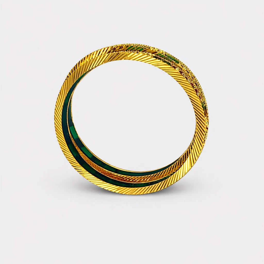 Bracelet Fin Plaqué Or avec Émail Vert et Détails Traditionnels