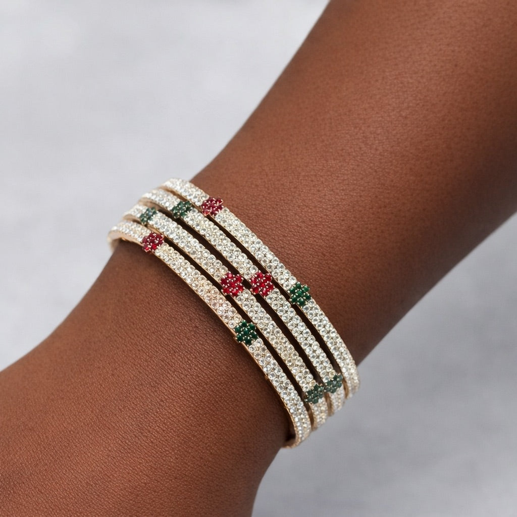 Lot de 4 Bracelets à Pierres Blanches et Détails Rouges et Verts