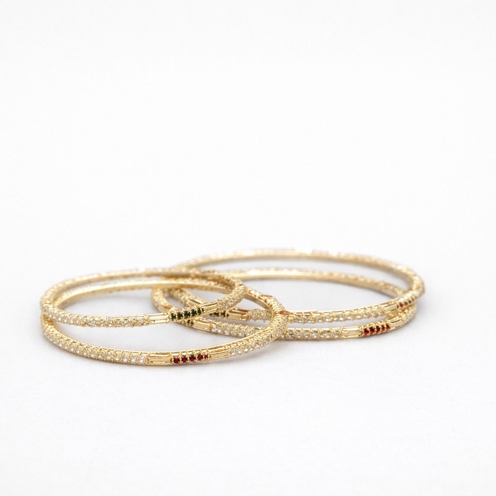 Lot de 4 Bracelets Fins aux Pierres Blanches Détails Rouge et Vert