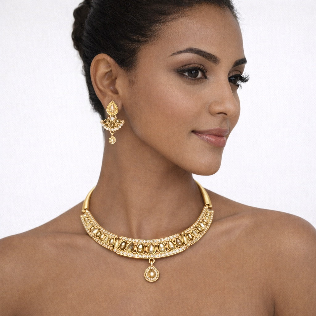 Parure Complète Doré avec Bijou de Tête, Collier et Boucles d’Oreilles Ornés de Pierres Colorés