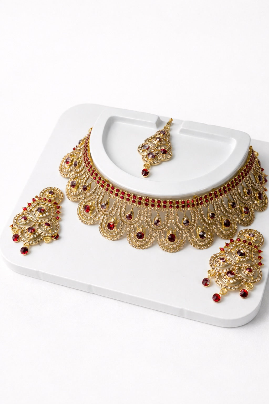 Parure dorée avec bijou de tête, collier et boucles d’oreilles ornés de strass – plusieurs couleurs disponibles