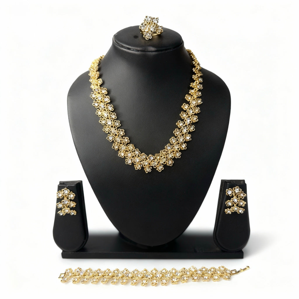 Parure Complète 4 Pièces Collier, Bracelet, Boucles d’Oreilles et Bague Motif Floral Élégant – Doré