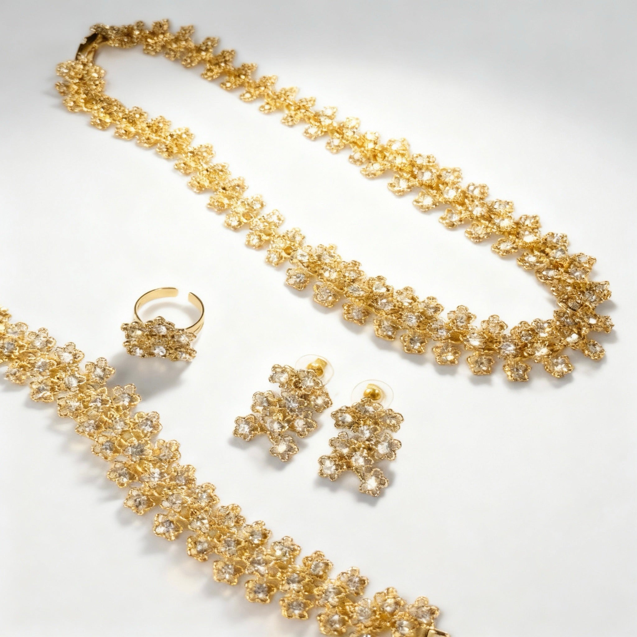 Parure Complète 4 Pièces Collier, Bracelet, Boucles d’Oreilles et Bague Motif Floral Élégant – Doré